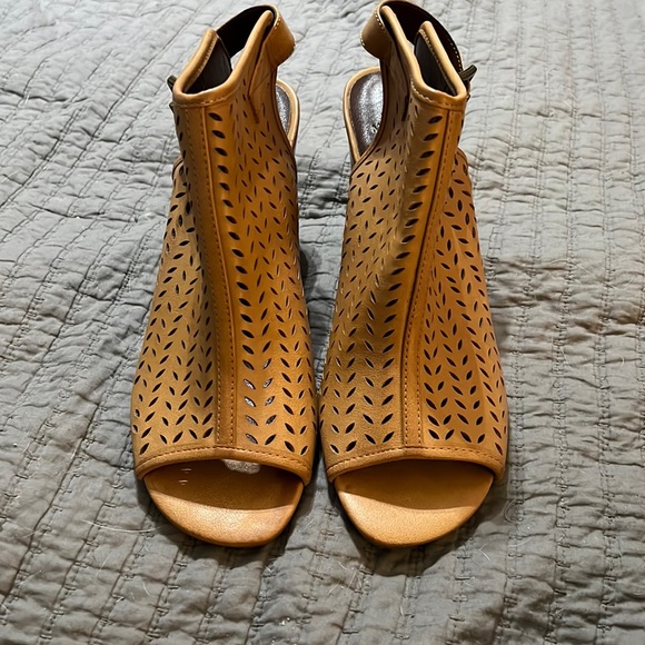 Cognac White Mountain Block Heels - Picture 1 of 4